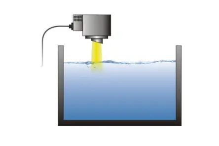 Distance sensor head, fluids