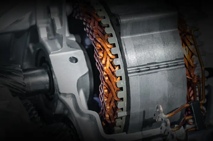 Hochvolt-Elektromotor mit AC-Anschlussklemmen