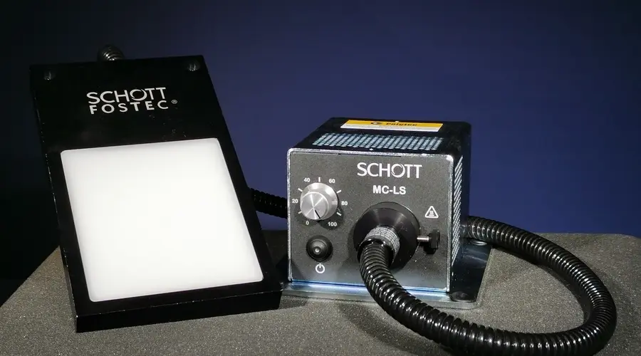 Éclairage industriel Schott MC-LS avec panneau lumineux blanc et contrôleur réglable, solution fibre optique avancée.