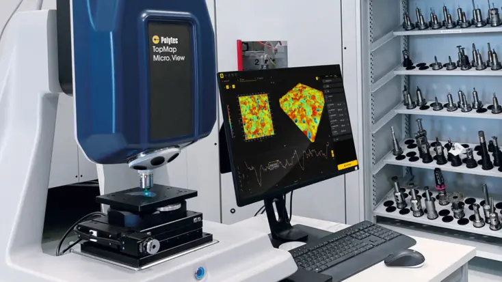 Polytec TopMap Micro.View misst präzise Oberflächenstrukturen, Anzeige mehrfarbiger 3D-Oberflächenkartierungen auf Monitor.