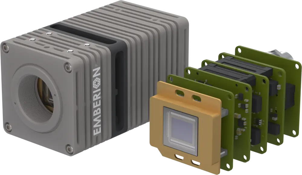 Caméra SWIR Emberion avec capteur CQD modulaire, optimisée pour imagerie haute dynamique et spectre étendu jusqu'à 2000 nm.