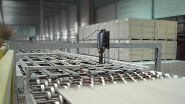 Precise length measurement on sheets of insulation material