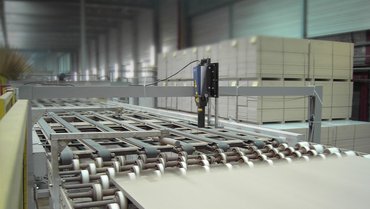 Precise length measurement on sheets of insulation material