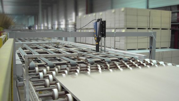 Precise length measurement on sheets of insulation material Mesure précise de la longueur des feuilles de matériau isolant