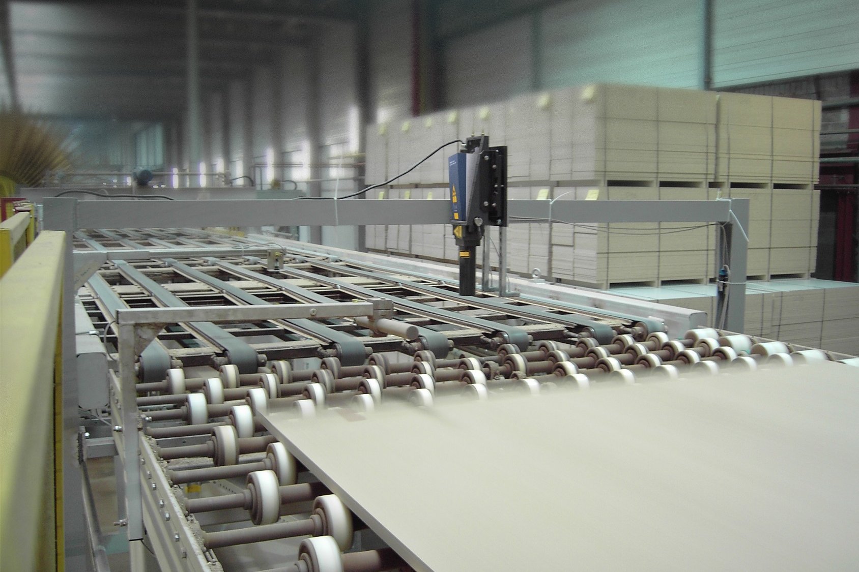 Precise length measurement on sheets of insulation material