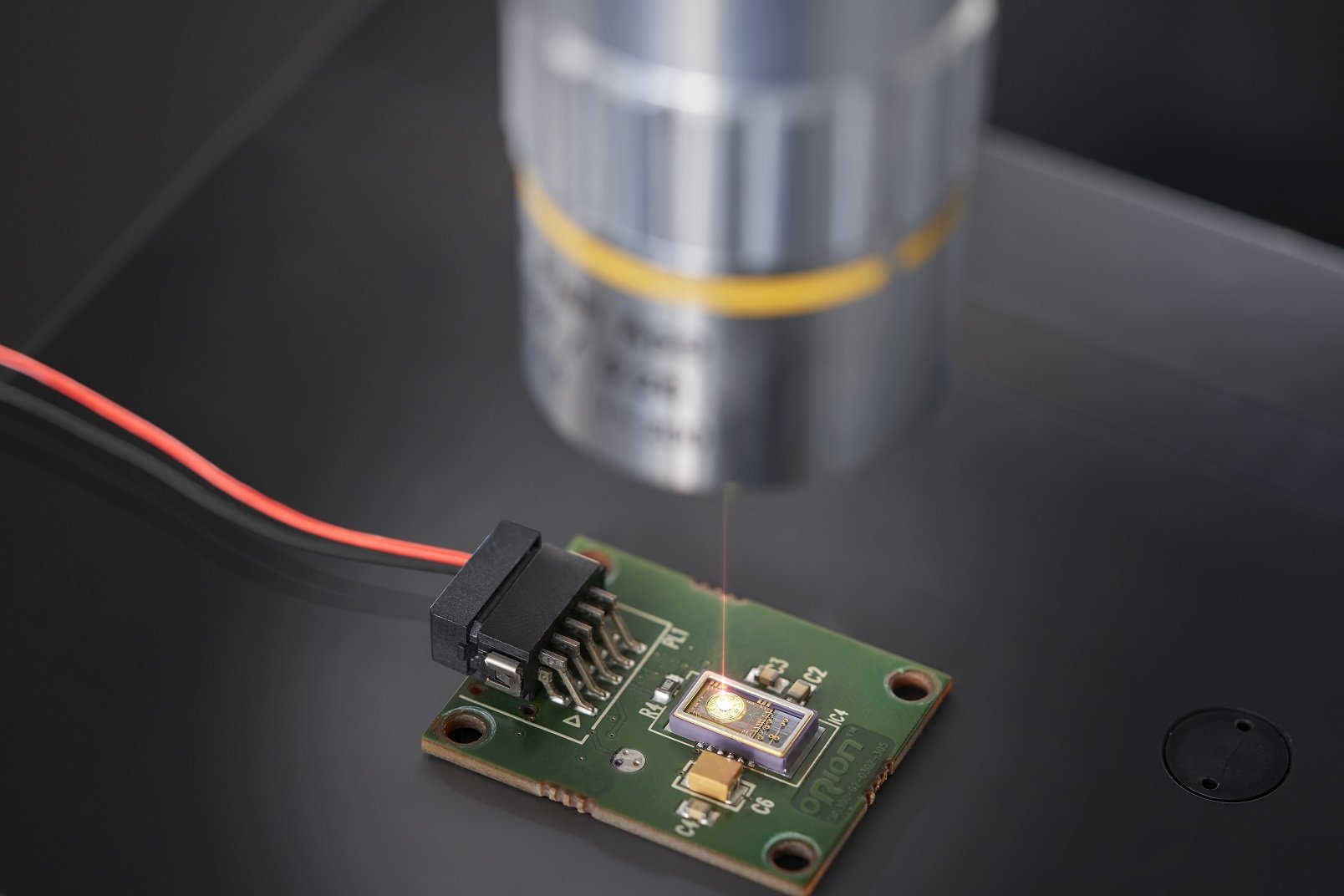 Berührungsfreie Scanninng-Messung mit Mikroskopoptik an filigranen Bauteilen Berührungsfreie Scanninng-Messung mit Mikroskopoptik an filigranen Bauteilen