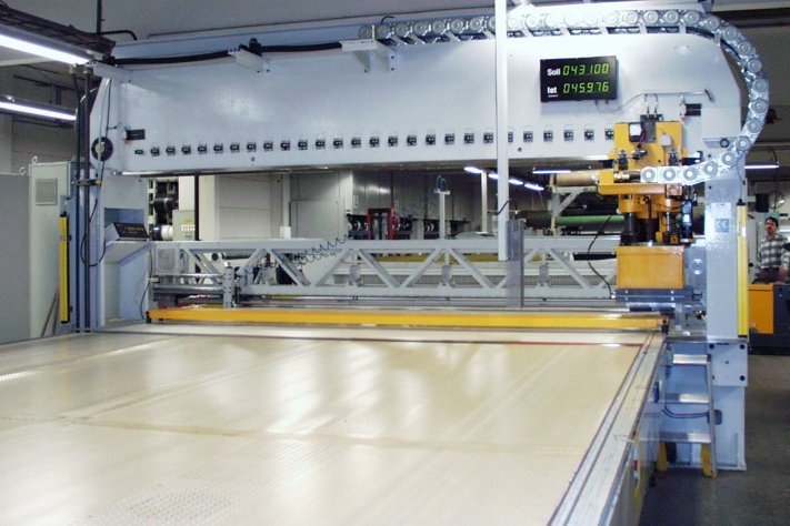 Non-contact measurement on sheet surface in packaging, converting and laminate sheet production Non-contact measurement on sheet surface in packaging, converting and laminate sheet production