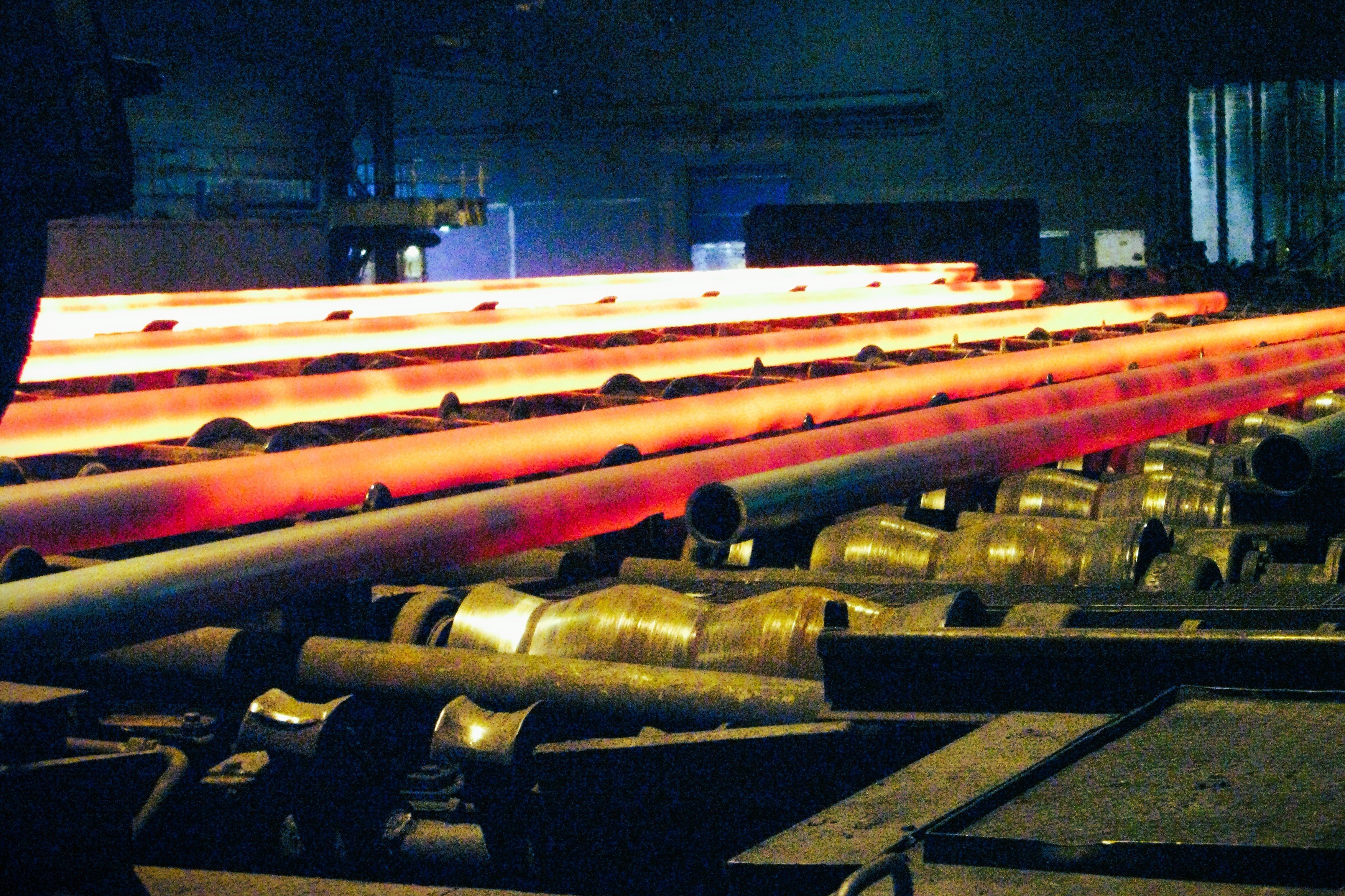 Contrôle du processus de production de tubes / tuyaux à l'aide de capteurs optiques laser. Contrôle du processus de production de tubes / tuyaux à l'aide de capteurs optiques laser.