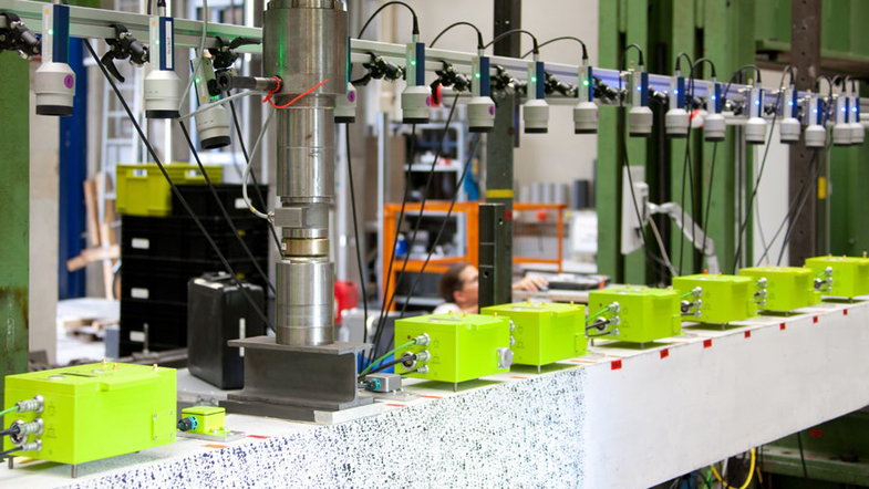 Synchronous optical fatigue testing of a concrete beam of a bridge Synchronous optical fatigue testing of a concrete beam of a bridge