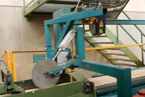 Cut-to-length on timber using Polytec LSV sensors as saw trigger Cut-to-length on timber using Polytec LSV sensors as saw trigger