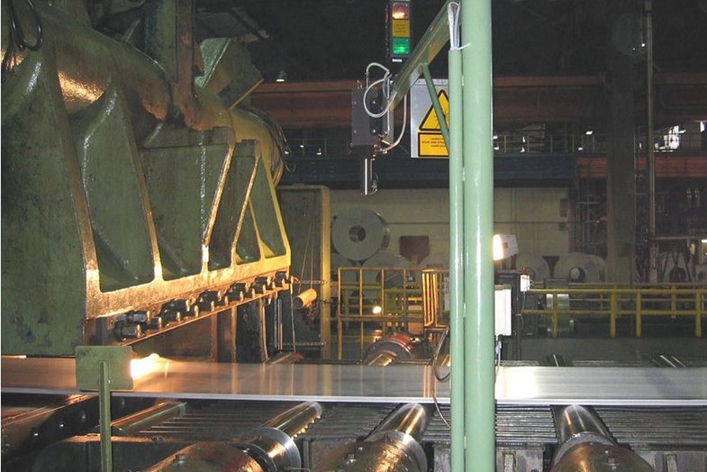 Optical speed measurement in an aluminum rolling mill for roller synchronization Optical speed measurement in an aluminum rolling mill for roller synchronization