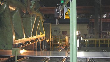 Optical speed measurement in an aluminum rolling mill for roller synchronization Optical speed measurement in an aluminum rolling mill for roller synchronization