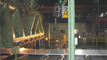 Optical speed measurement in an aluminum rolling mill for roller synchronization Optical speed measurement in an aluminum rolling mill for roller synchronization