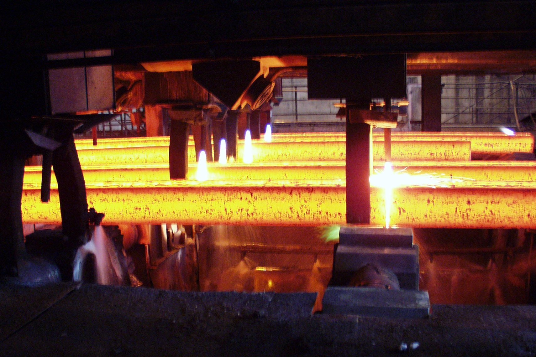 Cut-to-length control of torch/ flame cutter in casting line Cut-to-length control of torch/ flame cutter in casting line