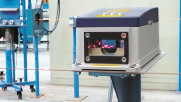 Feed speed and tension control insensitive to out-of-plane motion e.g. on cable, wire or fabrics Feed speed and tension control insensitive to out-of-plane motion e.g. on cable, wire or fabrics