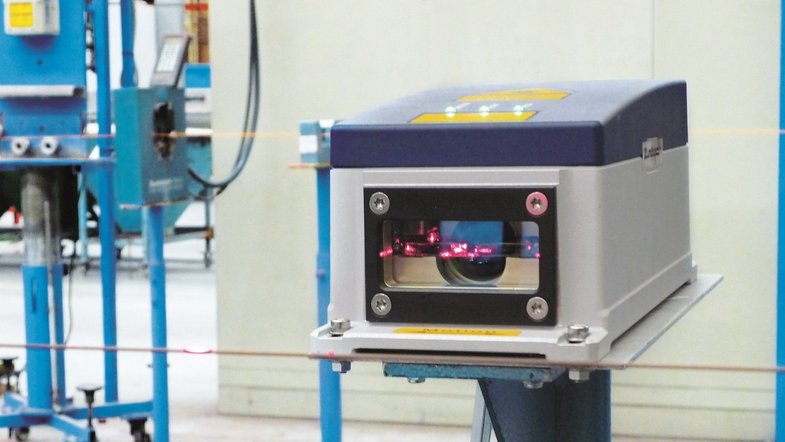 Feed speed and tension control insensitive to out-of-plane motion e.g. on cable, wire or fabrics Feed speed and tension control insensitive to out-of-plane motion e.g. on cable, wire or fabrics