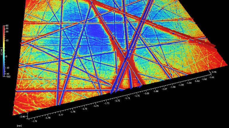 Optical polishing inspecting micro scratches and imperfections on optics and glass components Polissage optique : inspection des micro-rayures et des imperfections sur les composants optiques et en verre.