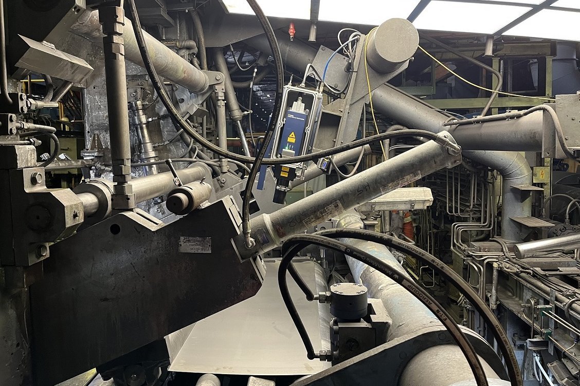 Laser sensor as encoder for cold rolling steel mills Laser sensor as encoder for cold rolling steel mills, rolled metal and roll gap control