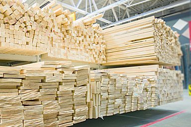 Sorting in length and quality of beams, wooden plates or construction materials
