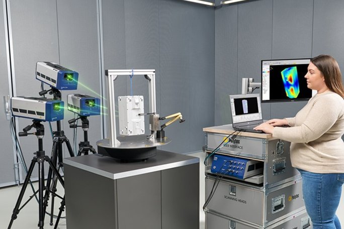 VibroScan QTec 3D Xtra for modal tests - here with the mobile workstation and automated with RotoVib VibroScan QTec 3D Xtra for modal tests - here with the mobile workstation and automated with RotoVib