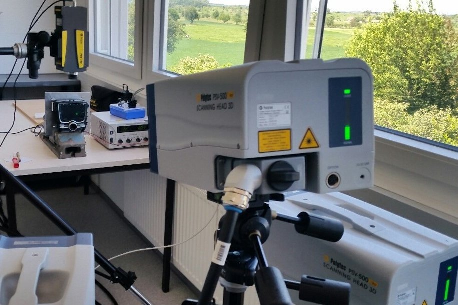 Messaufbau zur flächenhaften Charakterisierung des Haptikdisplays per Scanning Vibrometer Messaufbau zur flächenhaften Charakterisierung des Haptikdisplays per Scanning Vibrometer