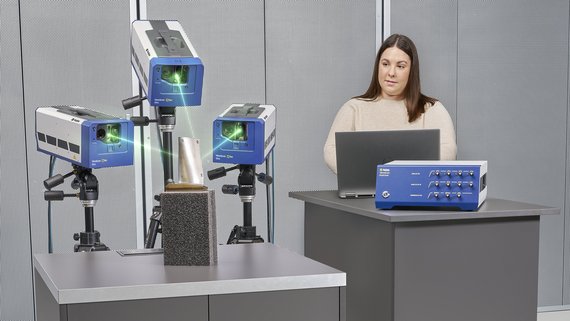 VibroScan QTec 3D Xtra in a strain testing setup for turbine blades VibroScan QTec 3D Xtra in a strain testing setup for turbine blades