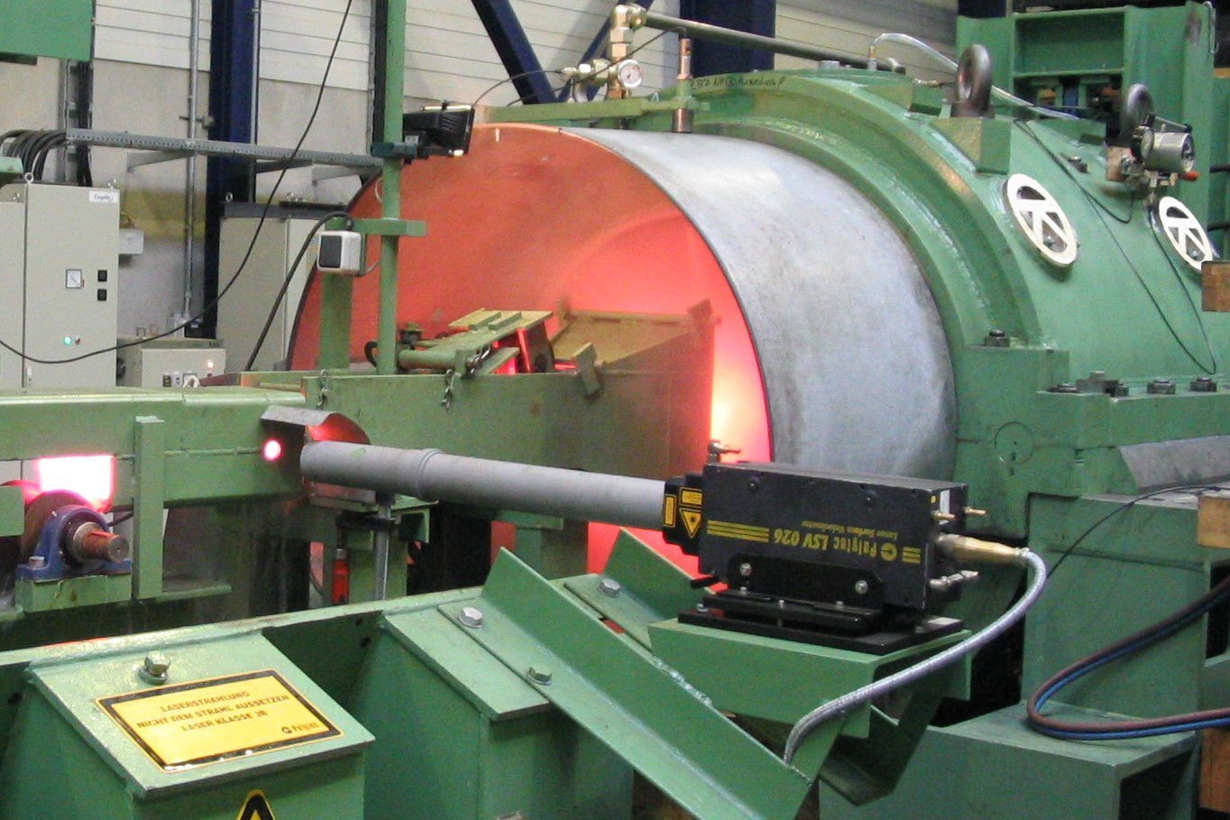 Production de tubes en acier avec capteur laser LSV mesurant la vitesse sur le bloc de réduction par étirement. Production de tubes en acier avec capteur laser LSV mesurant la vitesse sur le bloc de réduction par étirement.