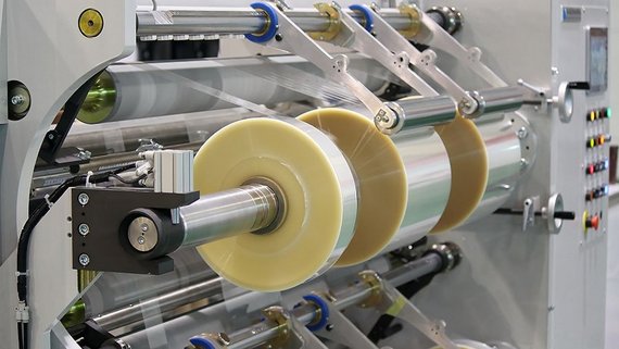 Control the tension of sensible sheet material Control the tension of sensible sheet material