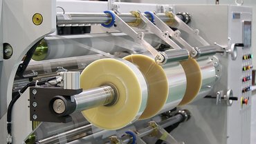 Control the tension of sensible sheet material Control the tension of sensible sheet material