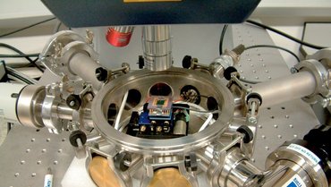 Vibration measurements for reliability testing on MEMS in a vacuum chamber Vibration measurements for reliability testing on MEMS in a vacuum chamber