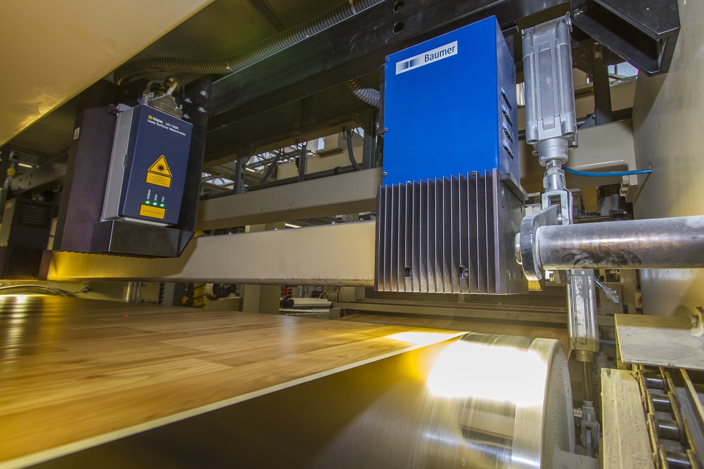 Position tracking on laminate floor production by a LSV laser sensor