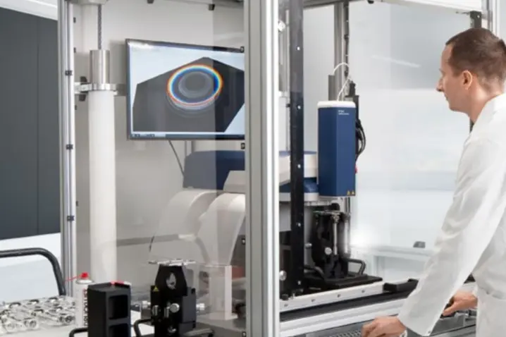 Engineer operating Polytec Pro.Surf+ multi-sensor optical profiler for high-precision surface form and roughness measurement.