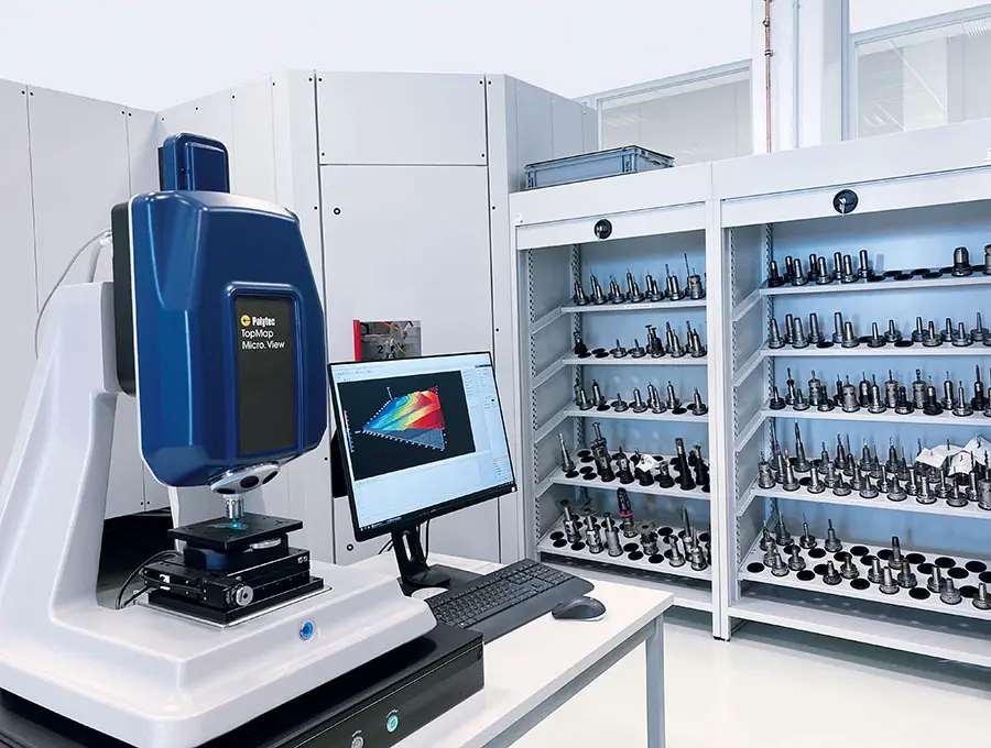 Roughness Tester am Messplatz, daneben ein Monitor mit der 3D-Topografie einer gemessenen Oberfläche