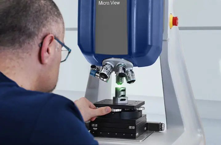Roughness Tester vor einem Bildschirm mit der Sherpa-Auswertung einer gemessenen Oberfläche